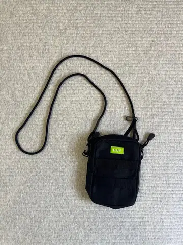 하프 huf 숄더백