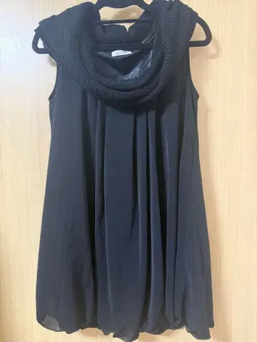 anana 블랙 슬리브리스 튜닉