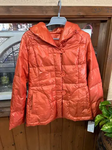 [ 새상품 ] 오렌지 컬러 후드 부착 다운 자켓