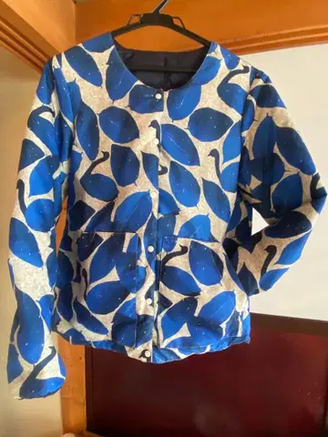 파랑 백조와 잎 패턴 노카라 다운 자켓 리버서블