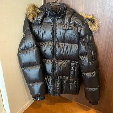 퍼 달린 블랙 다운 자켓