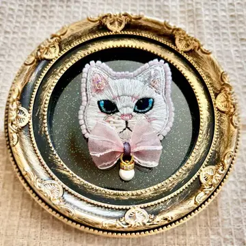화이트 고양이 자수 브로치