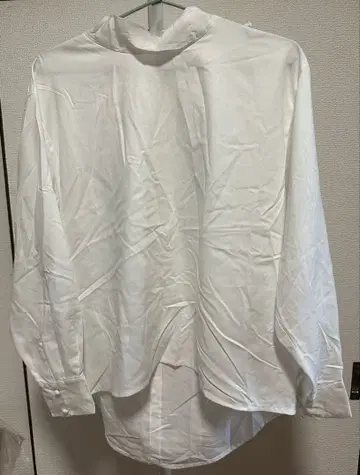 화이트 긴팔 셔츠 스탠드 카라 버튼 포함