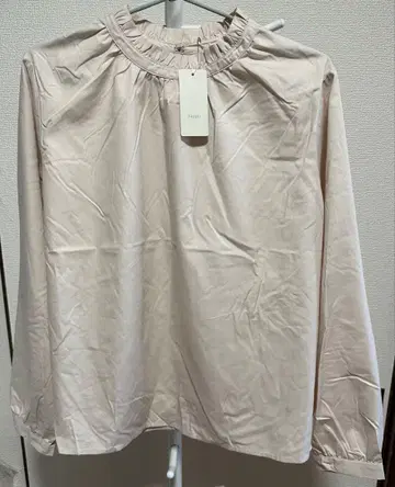 베이지 프릴 넥 긴팔 블라우스