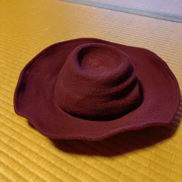 잭 루코의 버건디 색 햇