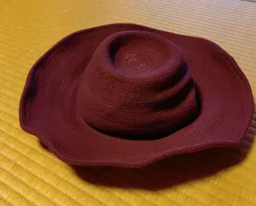 잭 루코의 버건디 색 햇