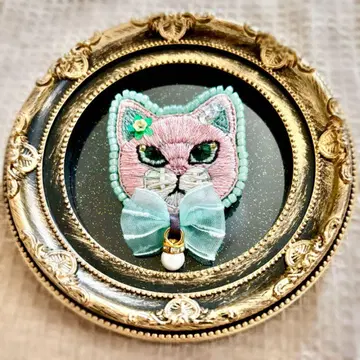 복숭아색 고양이 자수 브로치
