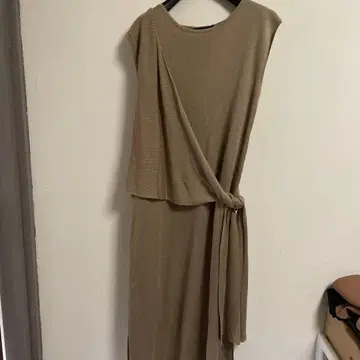 새상품#베이지#슬리브리스#랩스타일 니트 원피스