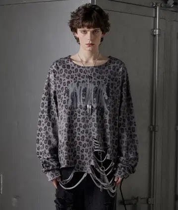 올 패턴 큐빅 그래픽 롱T 그레이 레오파드