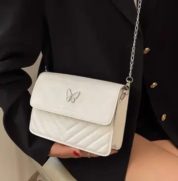 화이트 퀼팅 숄더백