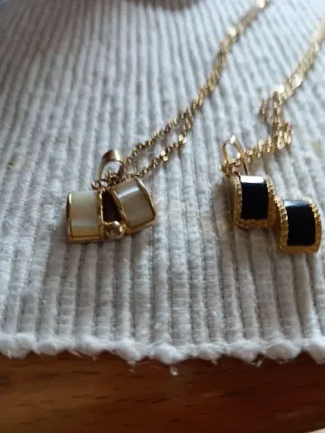 블랙 오닉스 풍석과 화이트 나전칠기 장식이 달린 목걸이 페어