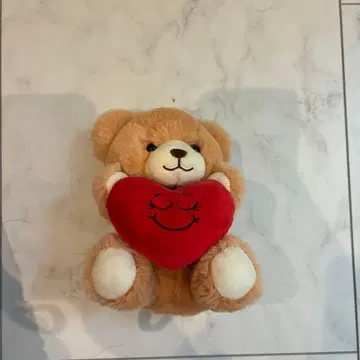 하트를 안은 곰 봉제 인형