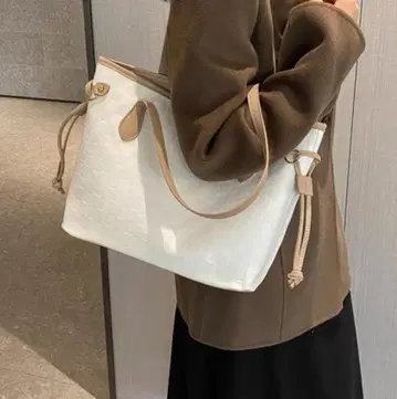 화이트 퀼팅 토트백