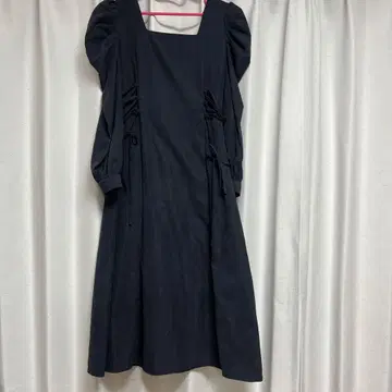 다크 네이비 스퀘어 넥 원피스