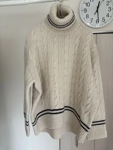 GALERIE VIE 크림색 케이블 니트 터틀넥