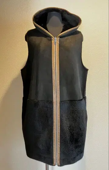 후드 부착 블랙 무스탕 롱 베스트