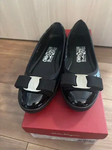 [ 새상품 ] Ferragamo 에나멜 블랙 플랫슈즈