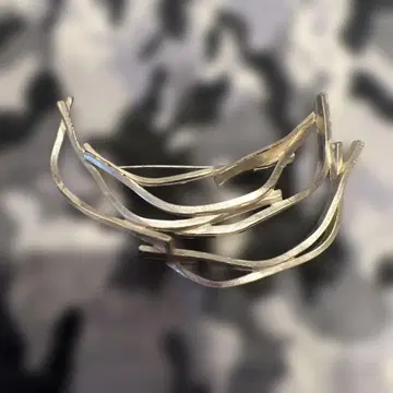 실버 물결 디자인 브로치