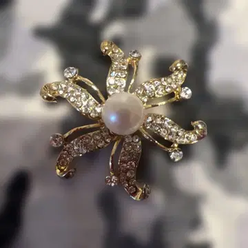 펄과 크리스탈의 꽃 모양 브로치