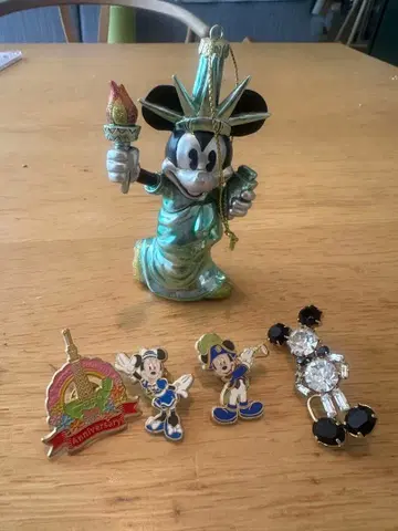 미키마우스 자유의 여신 피규어와 핀 배지 세트