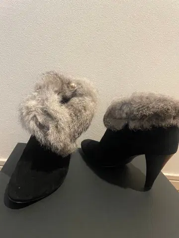 DIANA 블랙 스웨이드 퍼 장식 하이힐 부티