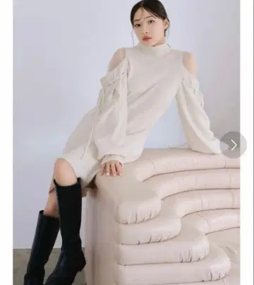 SNIDEL 스나이델 시스루 숄더 미니 니트 원피스 아이보리