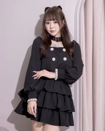 pium 초커 벨트 프릴 상의 티어드 미니 스커트 블랙