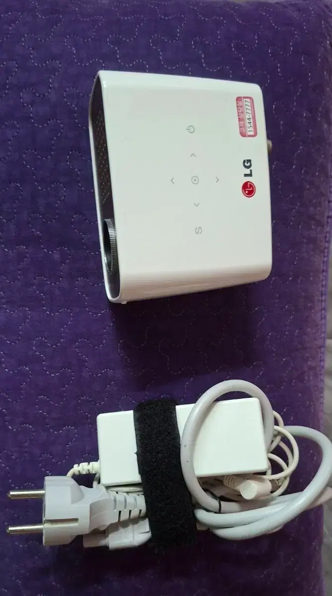 LG Mini Beam Projector White + Adapter