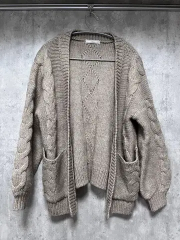 베이지 케이블 짜임 오버 사이즈 니트