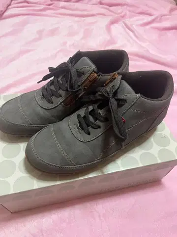 새상품급 그레이 스웨이드 하이컷 스니커즈