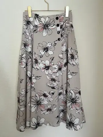 [새상품급] 택 포함 새상품 아푸와이저 리셰 첼시 플라워 플레어 스커트