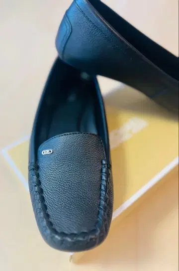 새상품급 MICHAELKORS 블랙 가죽 로퍼