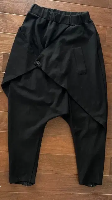 블랙 사루엘 팬츠 비대칭 디자인