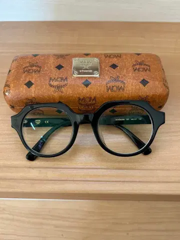 MCM 블랙 안경 케이스 포함