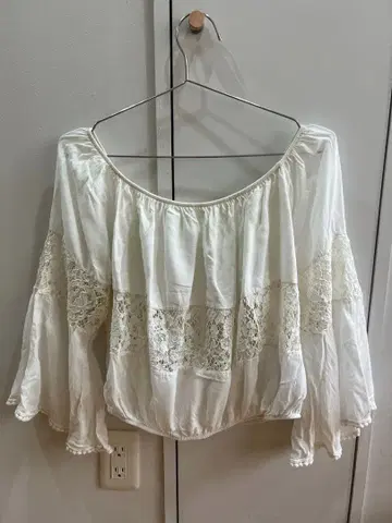 GUESS 오프숄더 셔츠