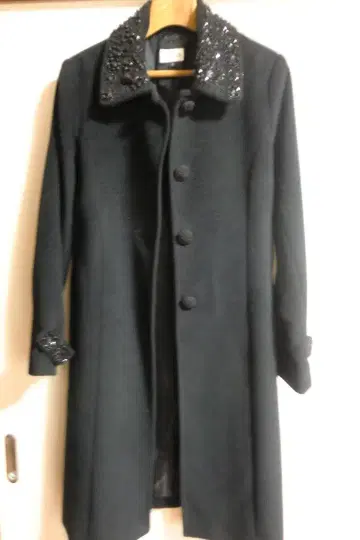 together 비즈 장식 블랙 롱 코트