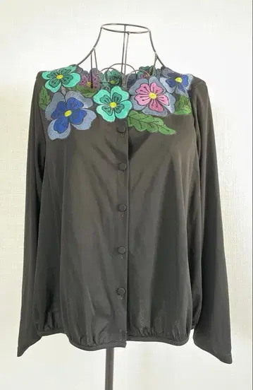 [ TOKUKO ] 자수 꽃무늬 긴팔 상의 블랙 [ 토쿠코 ]