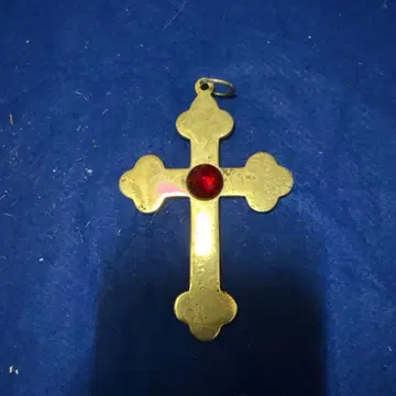 크로스형 펜던트 빨간 보석 포함