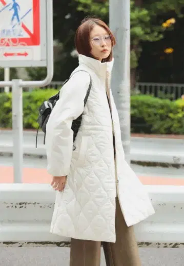 화이트 퀼팅 롱 자켓