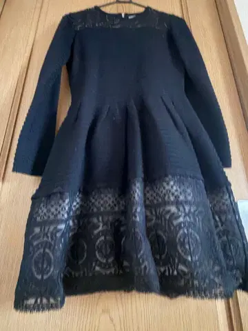 블랙 레이스 밑단 긴팔 원피스