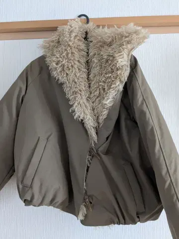 카키 플리스 카라 부착 다운 자켓