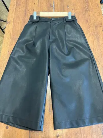 컨디션 최상 AMERI 블랙 인조 가죽 하프 팬츠