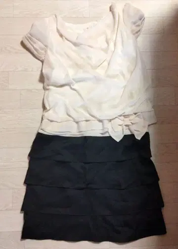 리본 포함 베이지 상의와 원피스