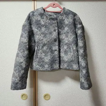 자수 들어간 그레이 노카라 자켓