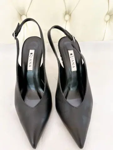 D.JANA 블랙 슬링백 하이힐