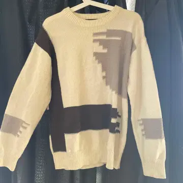 베이지와 블랙의 추상 디자인 니트 스웨터