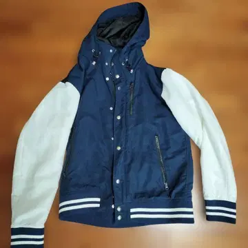 후드 부착 네이비와 화이트 점퍼