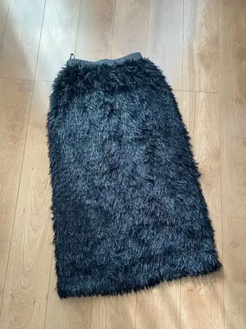 블랙 퍼 타이트 스커트 안감 부착