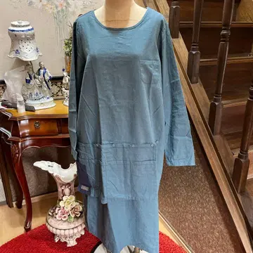 파란색 긴팔 원피스 전면 포켓 부착