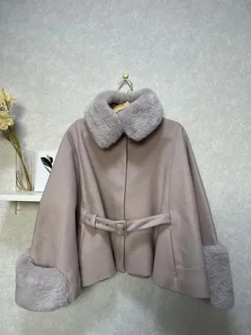 tocco 퍼 달린 옅은 그레이 케이프 코트